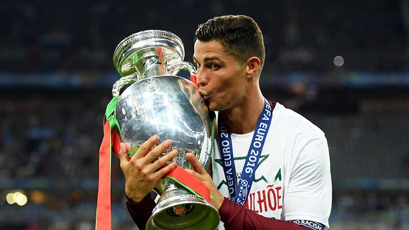 Cristiano Ronaldo - Huyền thoại bóng đá