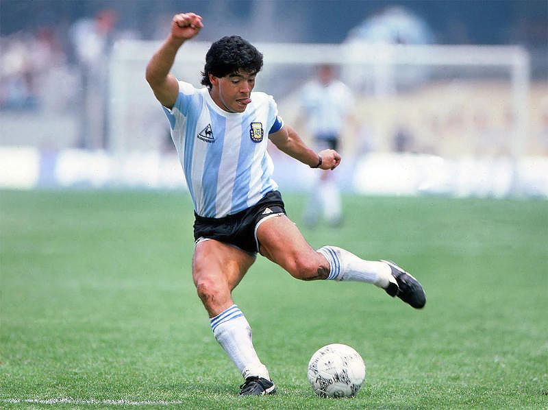 Diego Maradona - cậu bé vàng