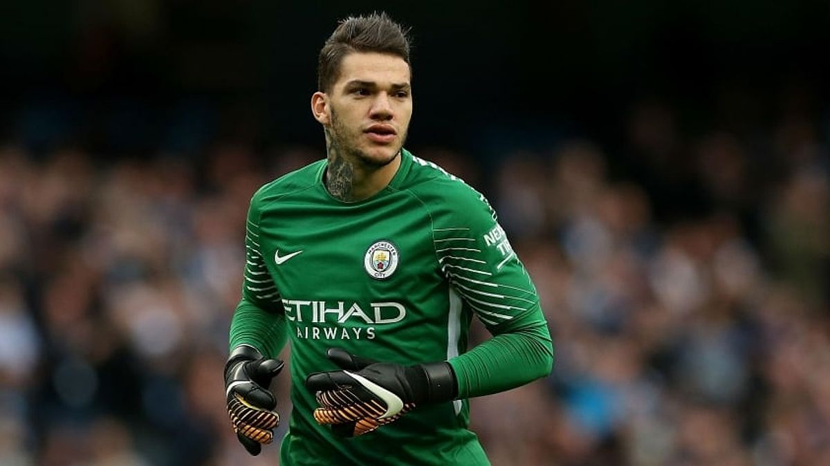 Ederson Moraes chơi chân