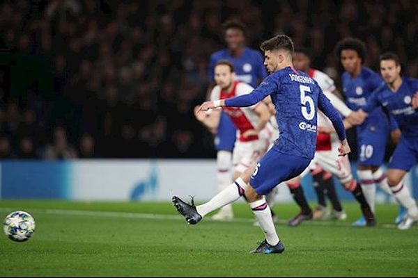 Jorginho thực hiện cú sút penalty