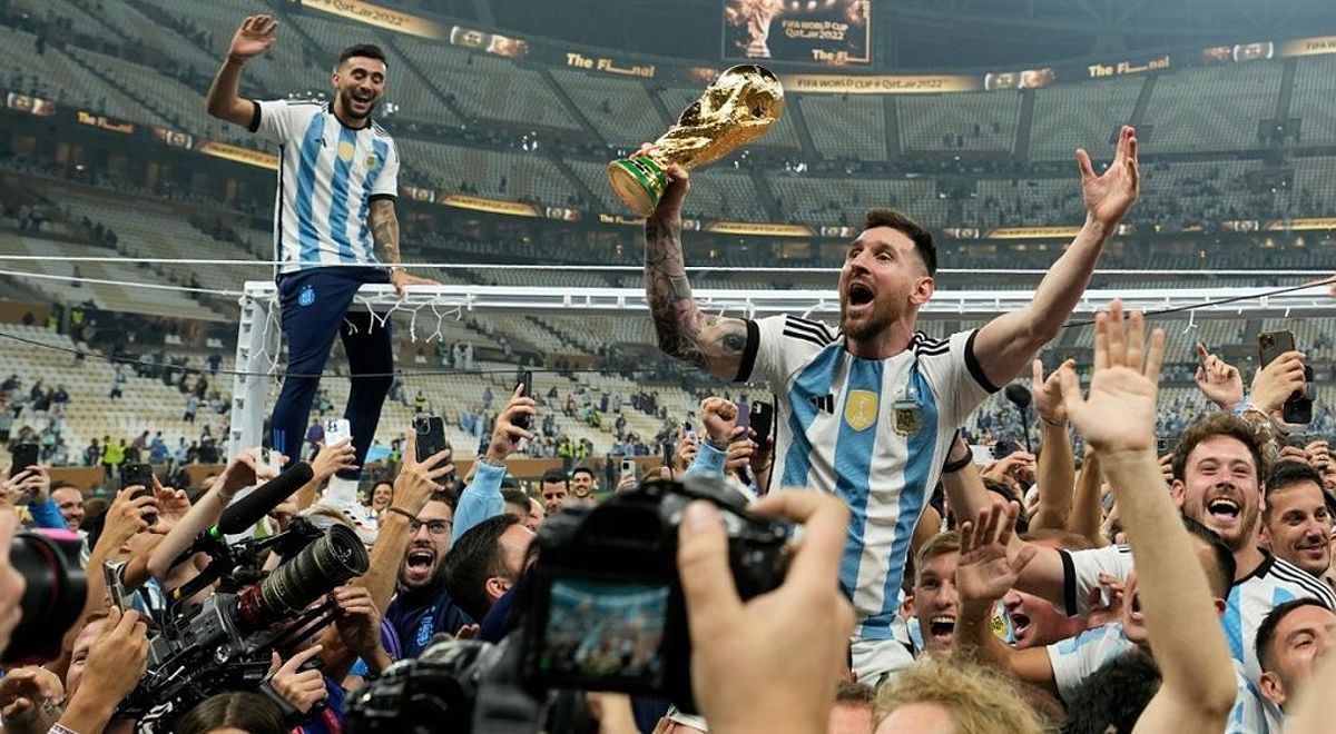 Messi nâng cúp vô địch World Cup 2022