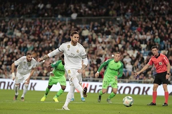 Sergio Ramos thực hiện cú sút penalty